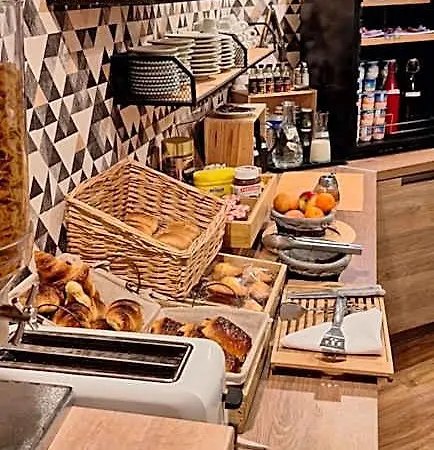 Hotel- Restaurant Le Saint Quentin *
