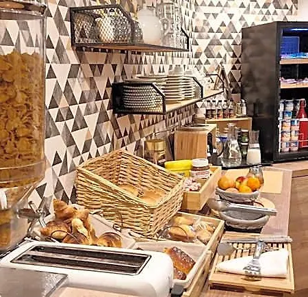 Hotel- Restaurant Le Saint Quentin *